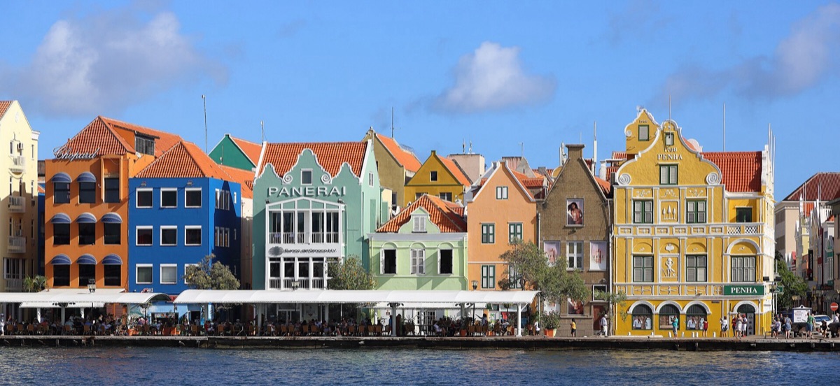 Bunte Fassaden der Handelskade in Willemstad – Curaçao Einreise und Visum